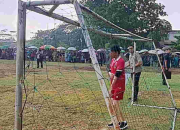 Meski Hujan Jokowi Bermain Bola Dengan Anak-anak Gamplong Sleman