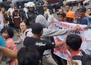 Tulisan Spanduk Yang Dibawa Warga Akhirnya Mambuat Marah Petugas Pengamanan Presiden, Ternyata Isinya Ini…