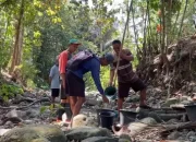Dampak Kekeringan, Warga Perbukitan Kulon Progo Ambil Air Dari Bawah Sungai